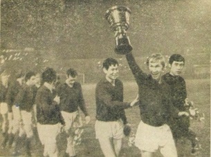 Футболисты «Кайрата» с Кубком железнодорожников